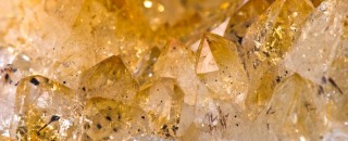 Citrin krystal Lemon kvarts. Citrin sten betydning. Citriner anvendes til healing, til at pryde i smykker og som lykkesten.
