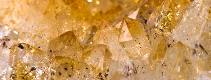Citrin krystal Lemon kvarts. Citrin sten betydning. Citriner anvendes til healing, til at pryde i smykker og som lykkesten.