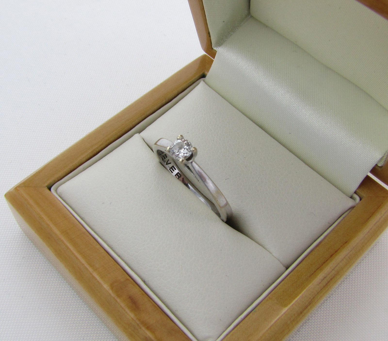'Forever' forlovelsesring i 18 karat hvidguld med 0,22 ct. diamant