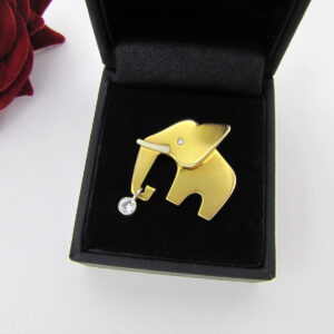 Stort elefant guldvedhæng med 0,25 ct. brillanter i 14 karat